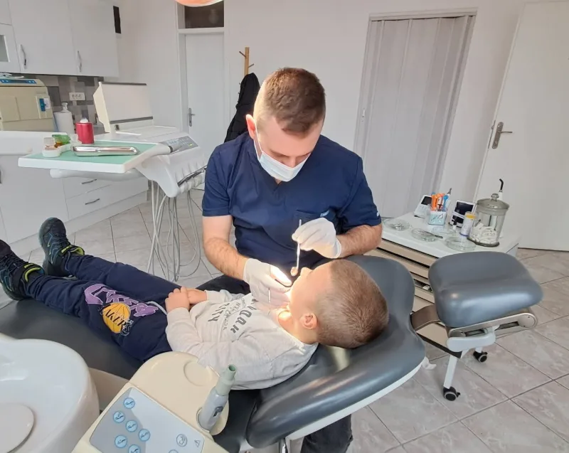 Dr Miloš Čuturić pregleda malog pacijenta u ordinaciji